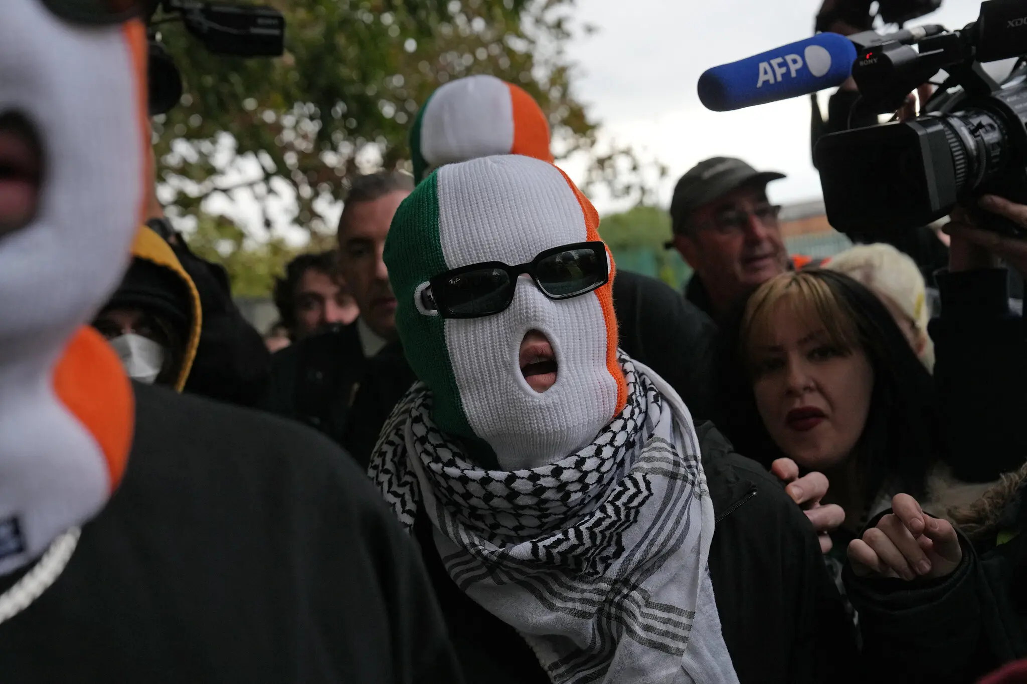 Суд у Лондоні закрив справу проти репера Kneecap: політика, сцена та Близький Схід